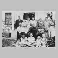 094-0024 Bunter Nachmittag mit der Familie Weiss aus der Nachbarschaft im Garten im Jahr 1940.jpg